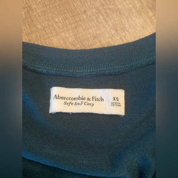 Abercrombie and Fitch XS blue smocked long sleeve - Picture 4 of 5